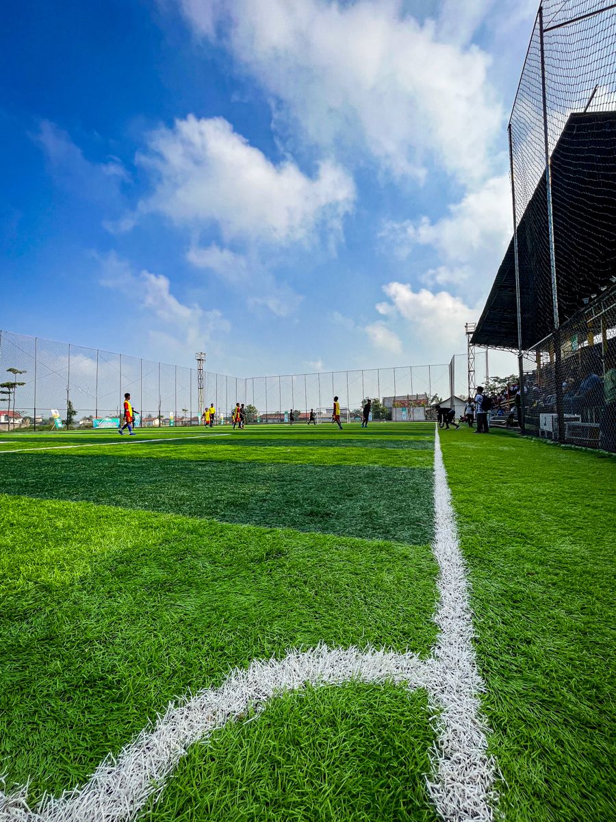 人造草足球场科学维护指南｜坤阳体育10年质保草坪养护全解析